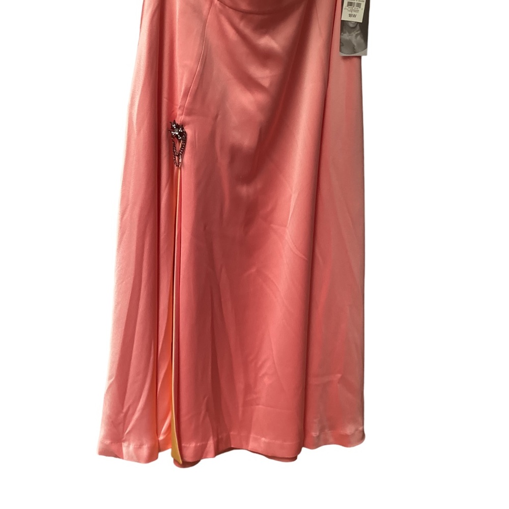 Bar III full skirt, side zipper, size 18, color coral, lining yellow